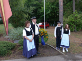 Familie Weißbarth, Beate und Günther mit ihren Enkeln Jan und Lili zeigen eine schöne Banater Tracht aus Nitzkydorf